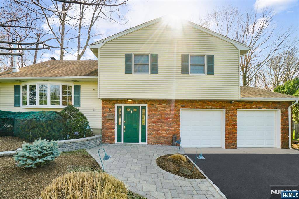 Montvale, NJ 07645,5 Sloping Hill LN