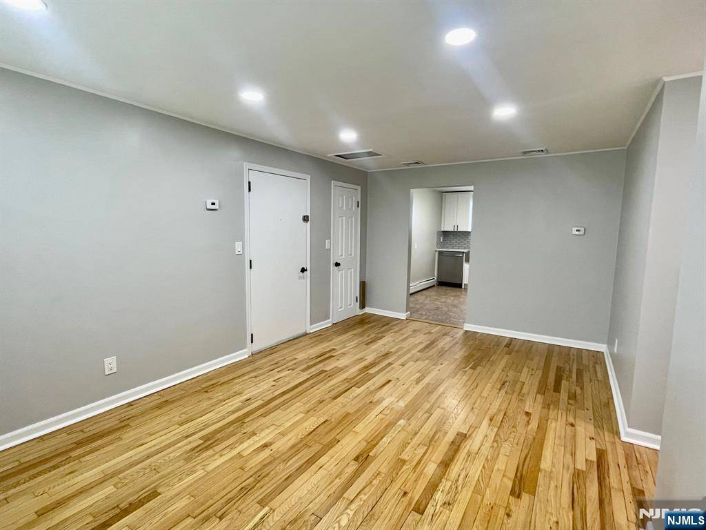 Clifton, NJ 07011,100 Lakeview AVE #1A