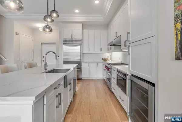 Edgewater, NJ 07020,3 Somerset LN #103