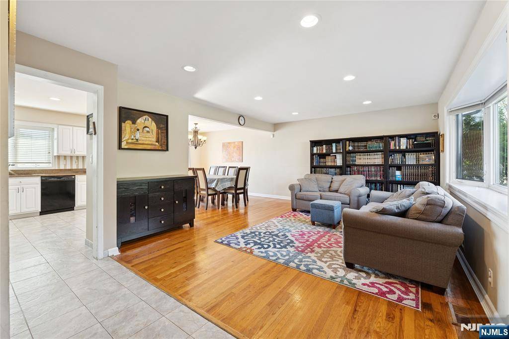 Bergenfield, NJ 07621,403 Wildrose AVE