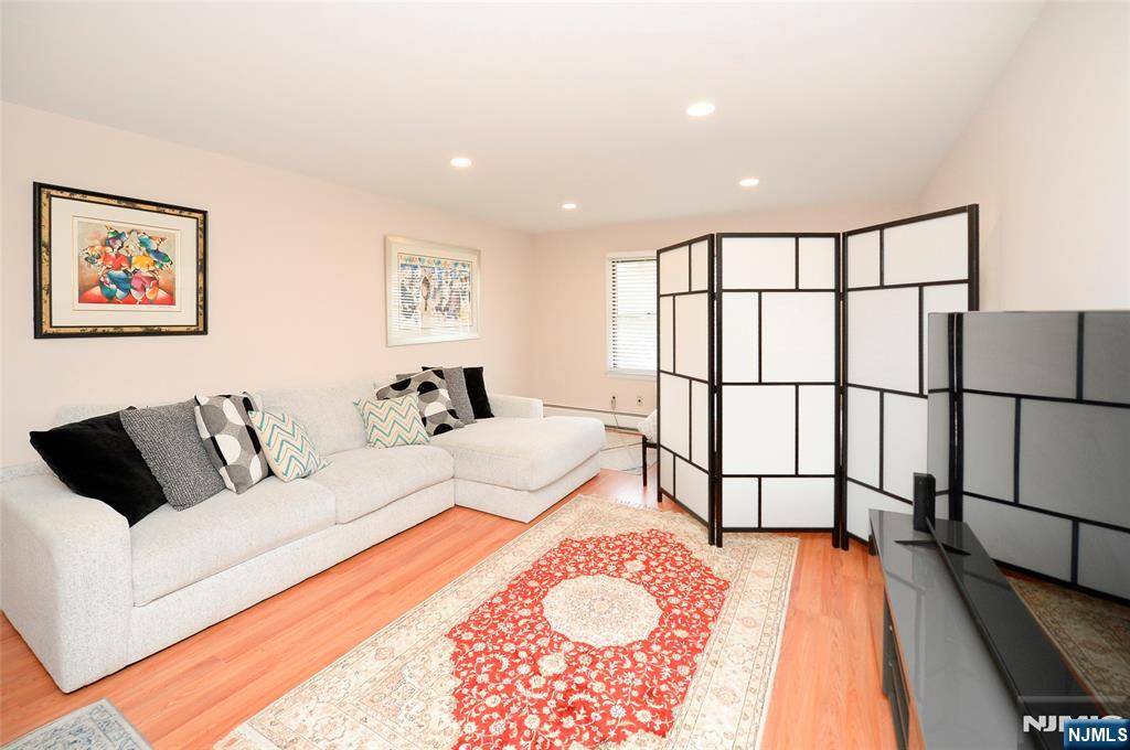 Saddle Brook, NJ 07663,25 Market ST #2B