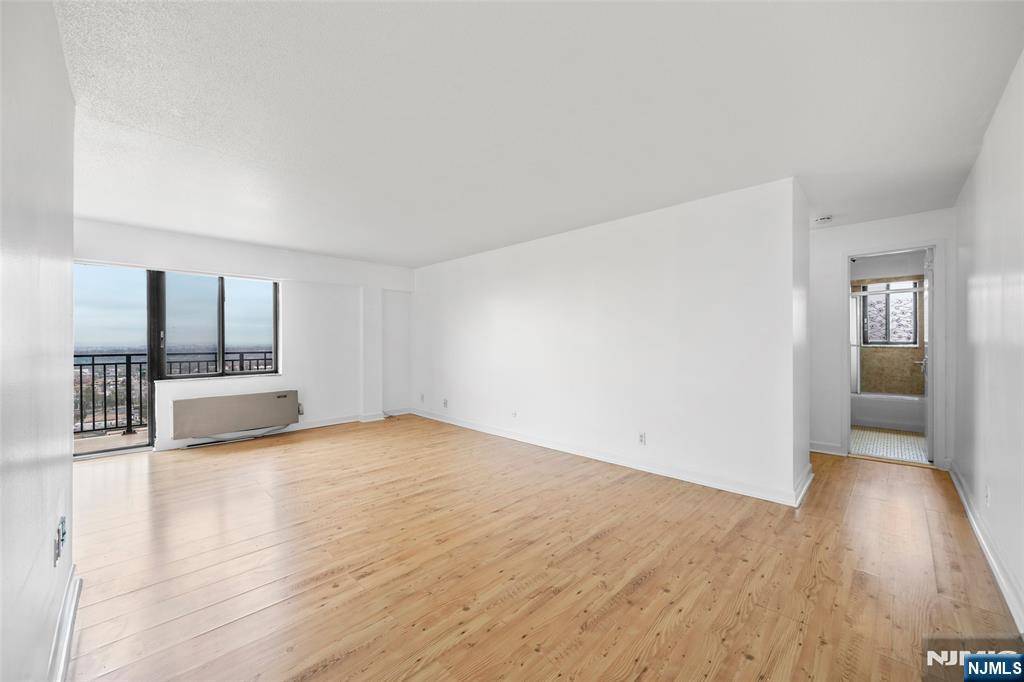 Palisades Park, NJ 07650,233 12th ST #5E