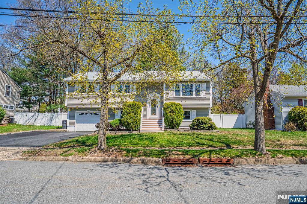 68 Grist Mill RD, Wanaque, NJ 07465