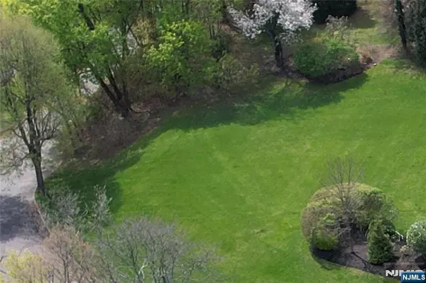 Oradell, NJ 07649,812 Golf PL