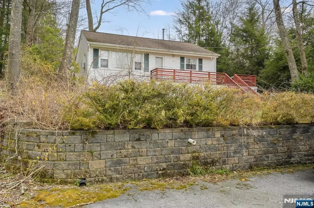 West Milford, NJ 07421,16 Hampton RD