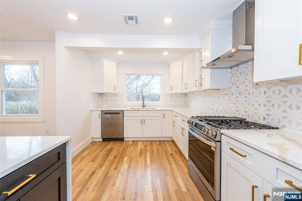 Maplewood, NJ 07040,10 Maplewood AVE