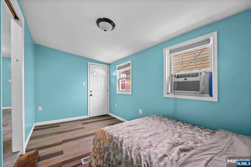 Moonachie, NJ 07074,21 Helen DR