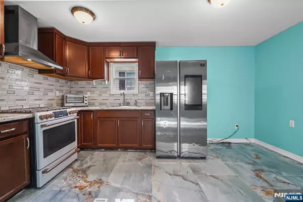 Moonachie, NJ 07074,21 Helen DR