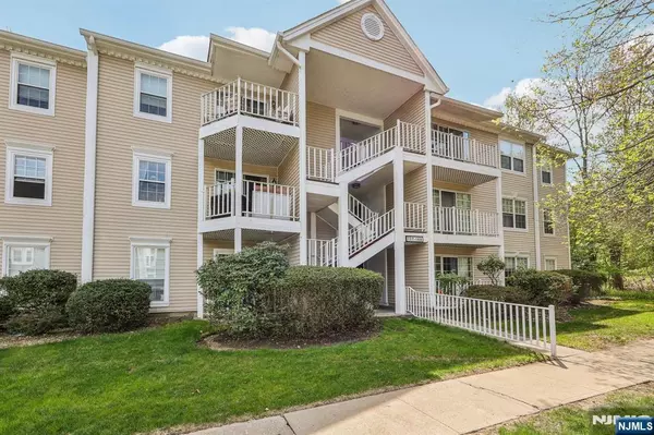 142 Raintree LN, Mahwah, NJ 07430