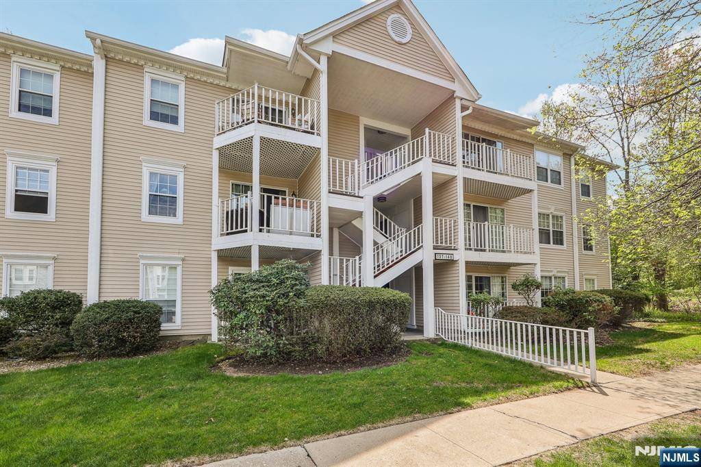142 Raintree LN, Mahwah, NJ 07430