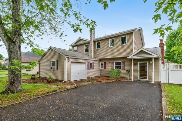 33 Dogwood LN, Emerson, NJ 07630