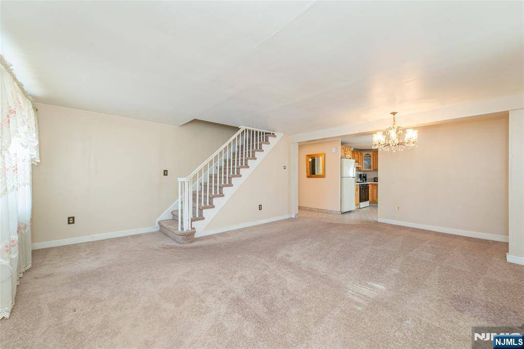 Little Falls, NJ 07424,17 Wood ST