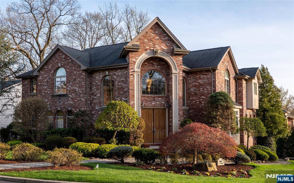 397 Castle DR, Englewood Cliffs, NJ 07632