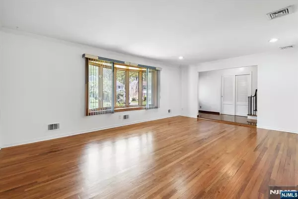 Teaneck, NJ 07666,898 Columbus DR