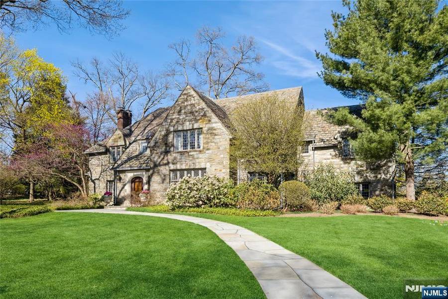 5 Beechtree LN, Essex Fells, NJ 07021