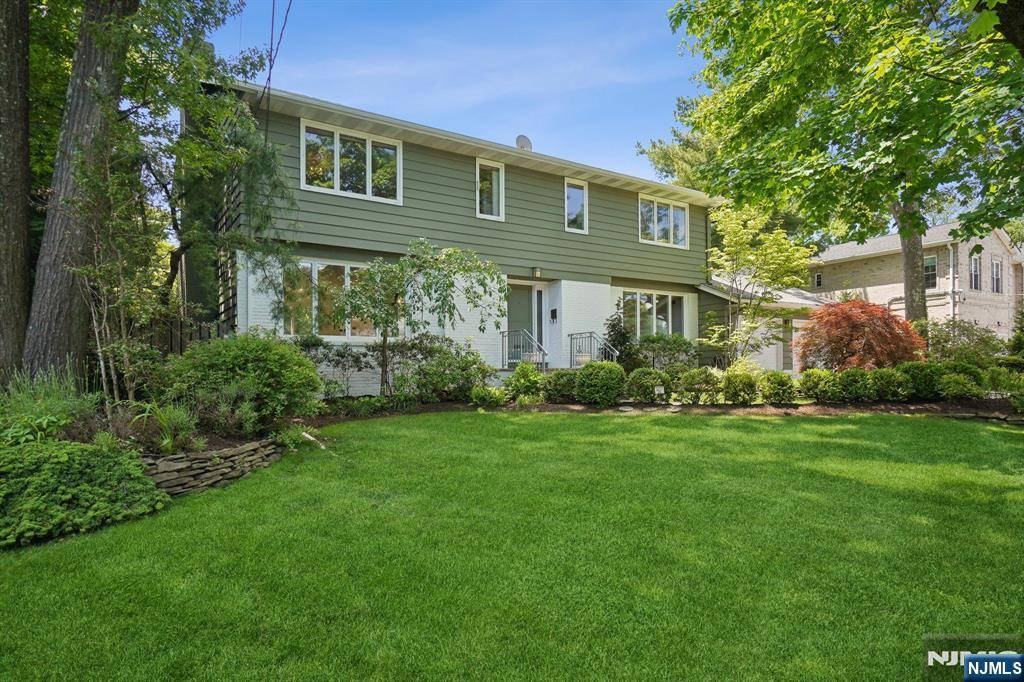 12 Egan PL, Englewood Cliffs, NJ 07632