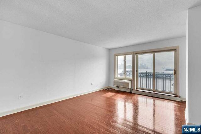 6209 City PL, Edgewater, NJ 07020