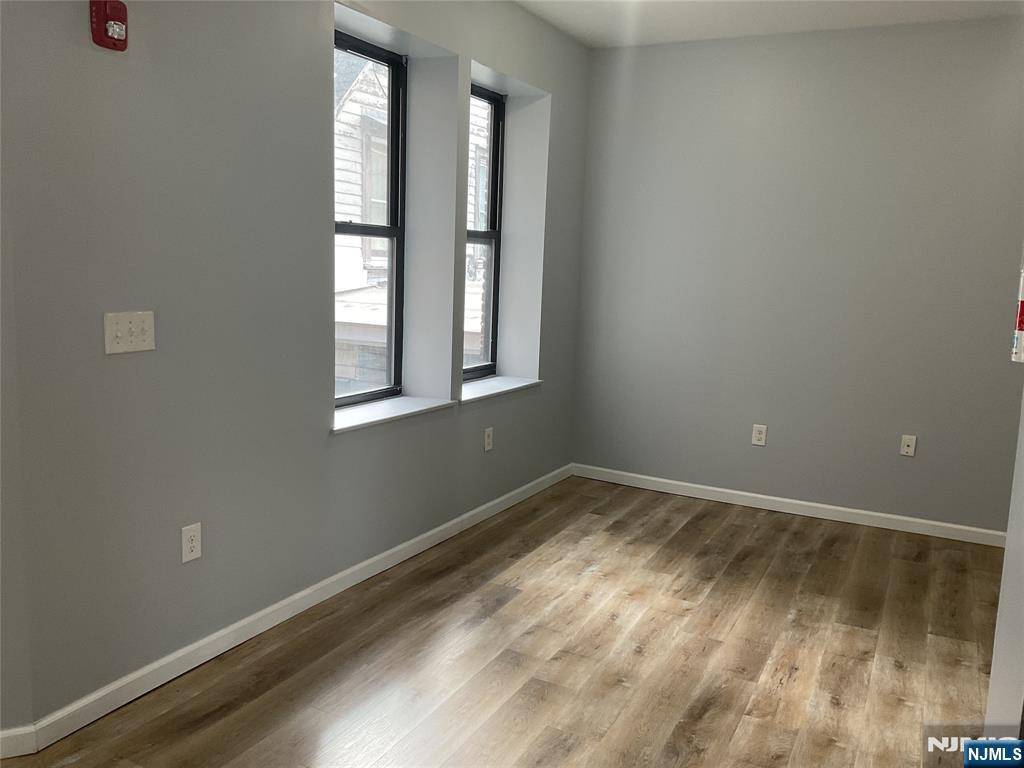 Newark, NJ 07104,41-43 Victoria AVE #201