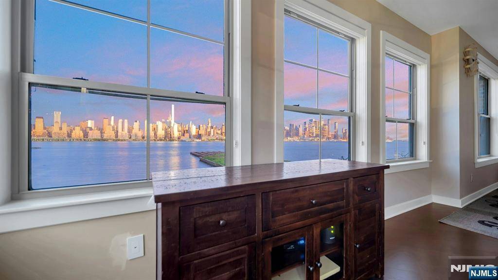 West New York, NJ 07093,24 Ave At Port Imperial #200