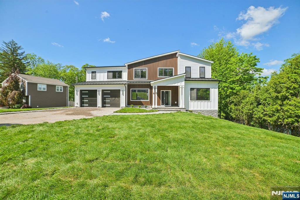 40 Bear Brook LN, Livingston, NJ 07039