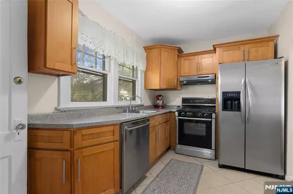 East Rutherford, NJ 07073,295 Carlton AVE