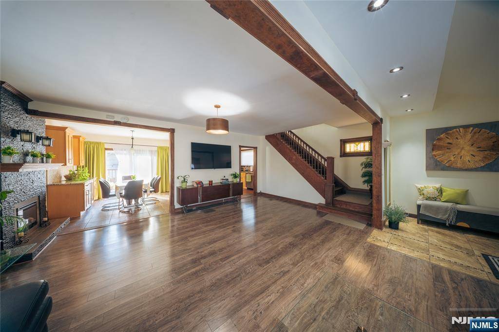 Totowa, NJ 07512,85 Scrivens ST