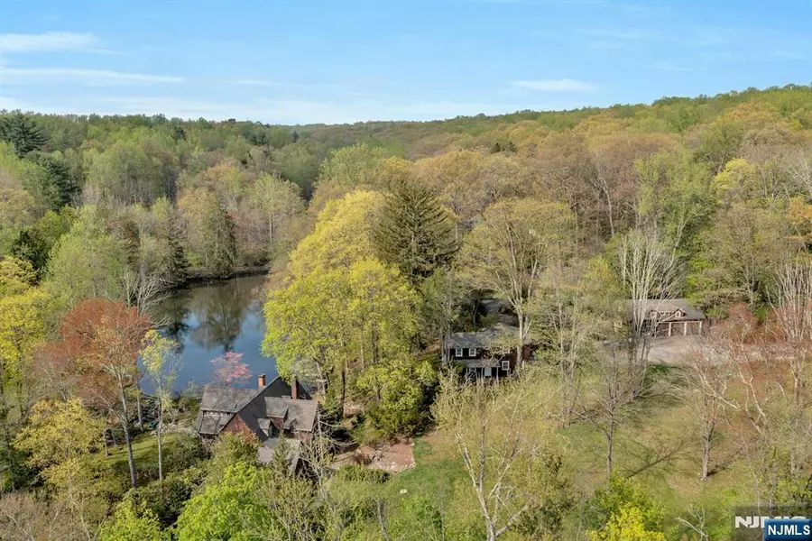 17 Hillside AVE, Upper Saddle River, NJ 07458