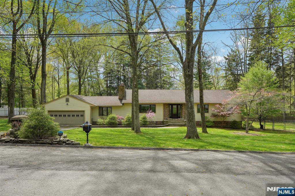 23 Plymouth DR, Upper Saddle River, NJ 07458