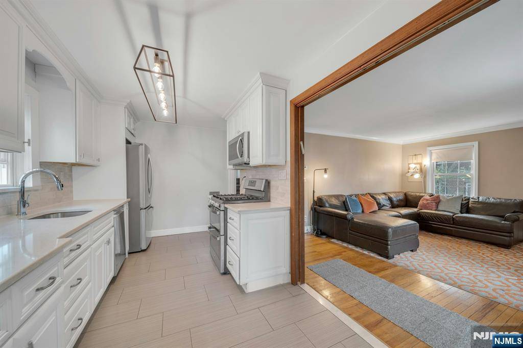 Fair Lawn, NJ 07410,10 Bolton PL