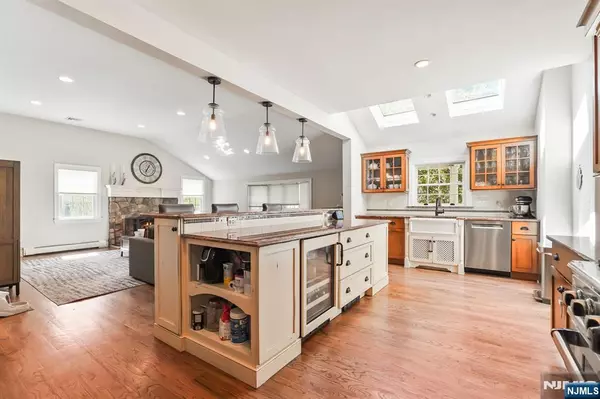 Ramsey, NJ 07446,11 Eton CT