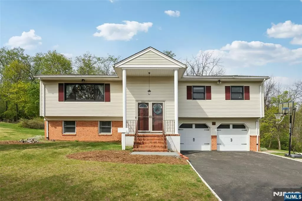 Verona, NJ 07044,16 Laurel CT