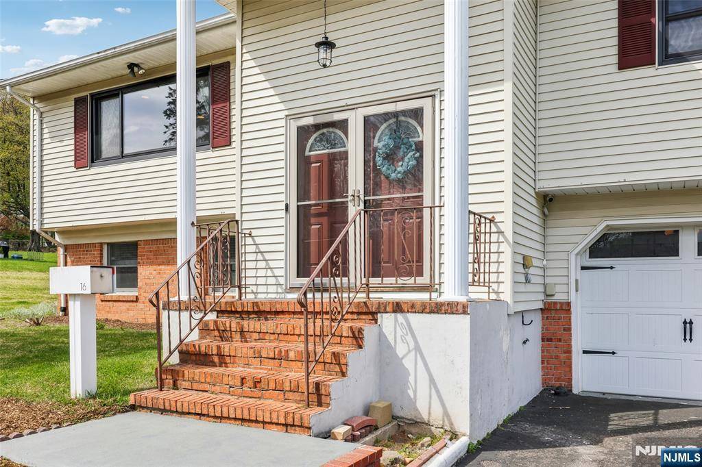 Verona, NJ 07044,16 Laurel CT