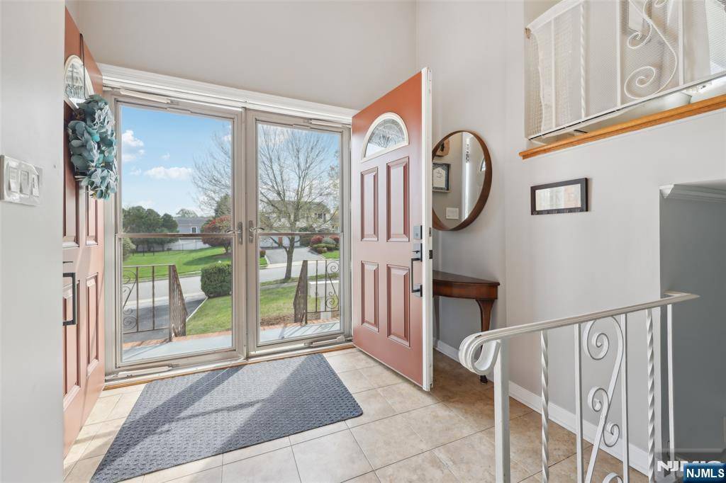 Verona, NJ 07044,16 Laurel CT