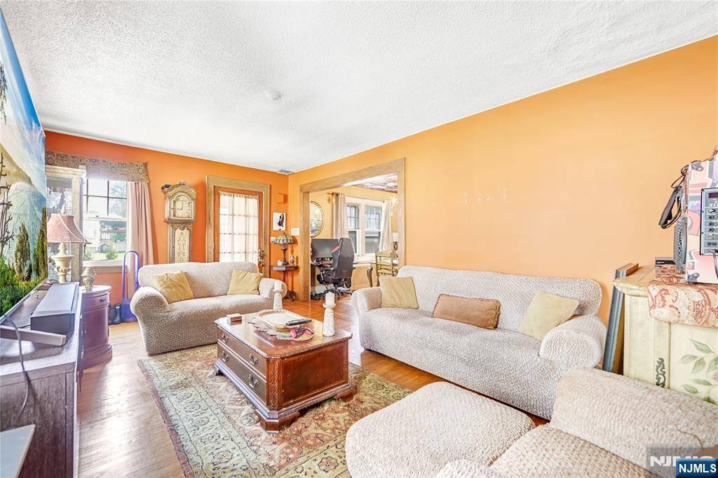 Dumont, NJ 07628,6 Colonial CT