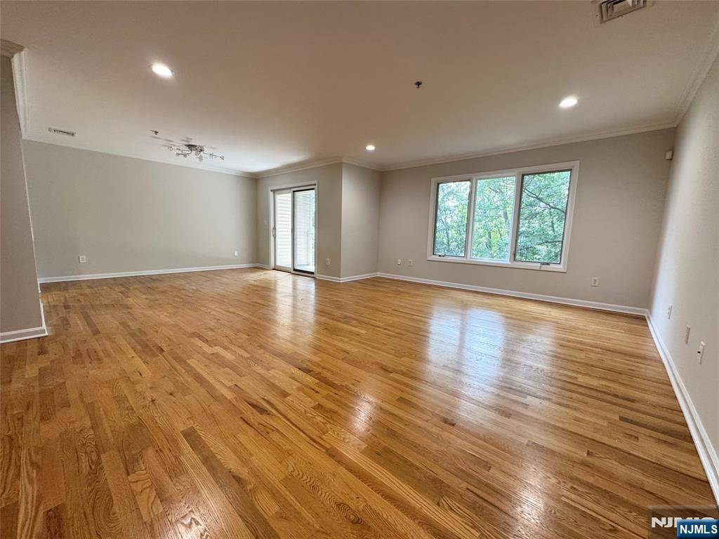 48 Legend Hills DR, Edgewater, NJ 07020