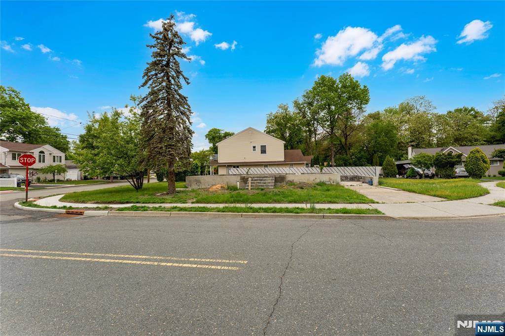 Rochelle Park, NJ 07662,6 Patton CT