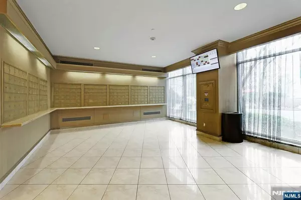 Fort Lee, NJ 07024,2200 N Central RD #10B