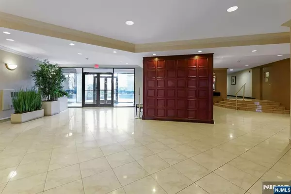 Fort Lee, NJ 07024,2200 N Central RD #10B