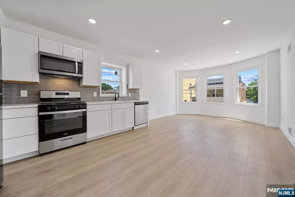 Garfield, NJ 07026,61 Farnham AVE #1