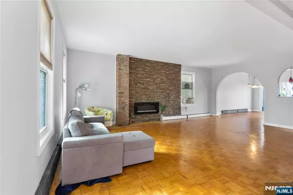 Secaucus, NJ 07094,232 Centre AVE