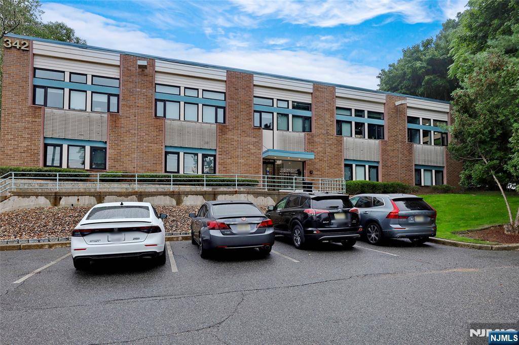 342 Hamburg #102, Wayne, NJ 07470