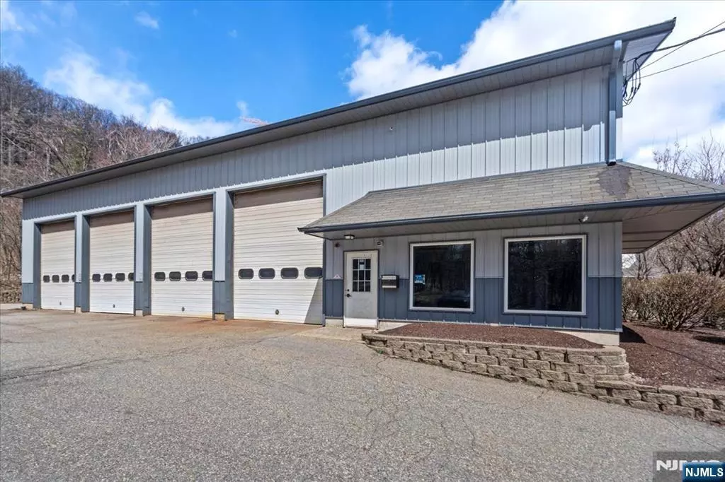 West Milford, NJ 07421,7 White RD