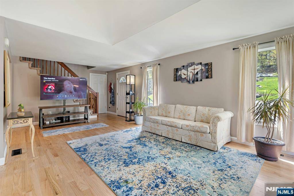 West Milford, NJ 07421,40 Kinswood RD