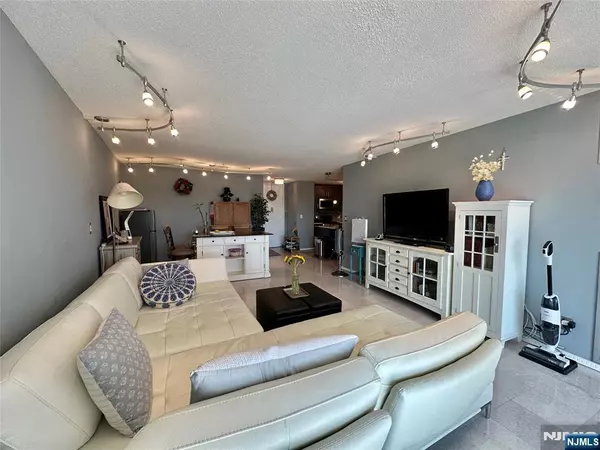 Fort Lee, NJ 07024,555 North AVE #4C