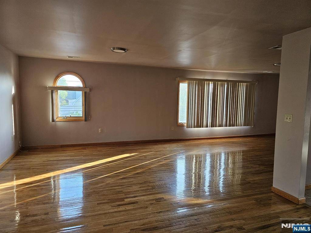 Lyndhurst, NJ 07071,229 Lake AVE #2