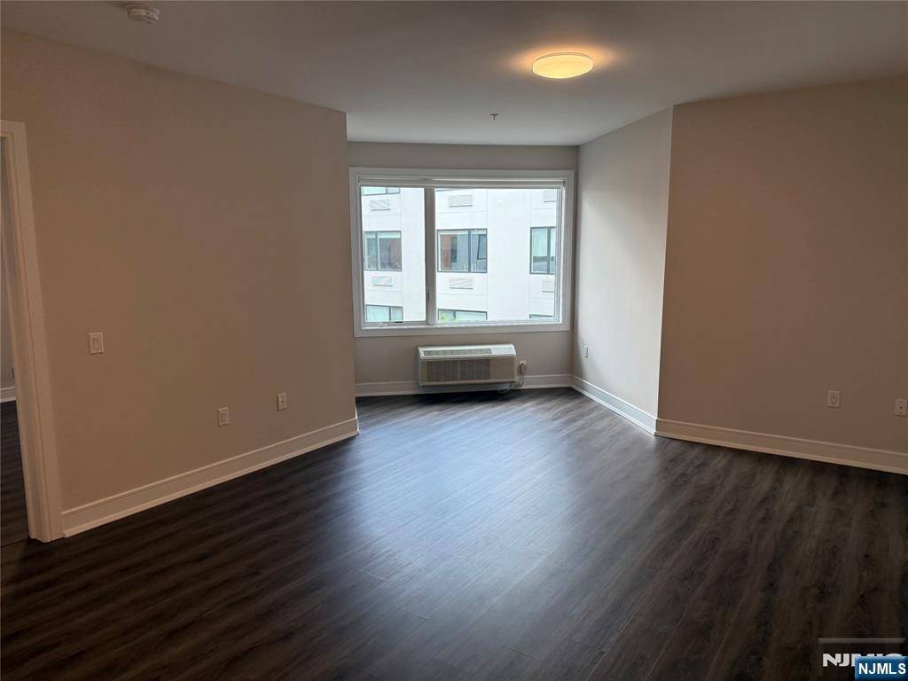 Fort Lee, NJ 07024,470 Main ST #523