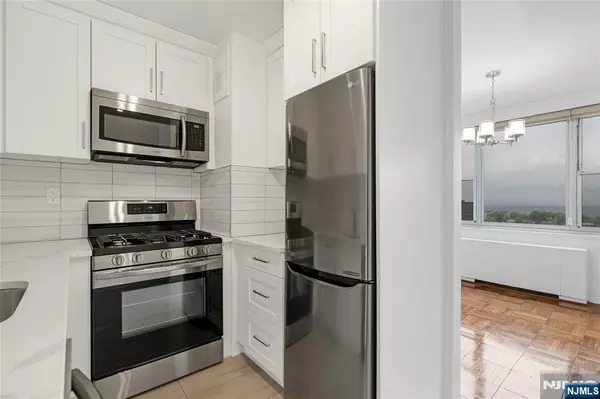 Fort Lee, NJ 07024,2000 Linwood AVE #16B