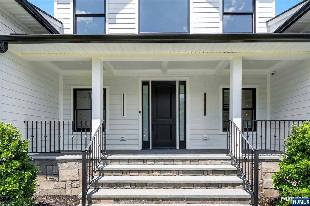 Ramsey, NJ 07446,35 Lillian CT