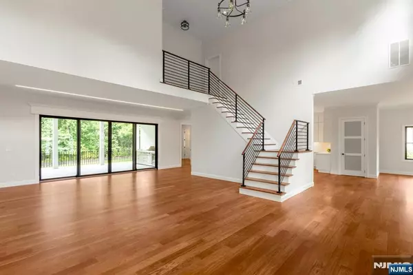 Ramsey, NJ 07446,35 Lillian CT