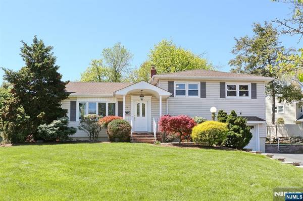 4 Hemlock ST, Waldwick, NJ 07463